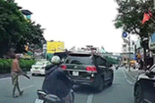 Bắt tạm giam đối tượng phi dao vào ô tô trên đường phố Hà Nội