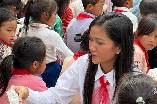 H'Hen Niê đeo khăn quàng đỏ, tặng quà ý nghĩa cho các em nhỏ dân tộc nhân ngày khai giảng