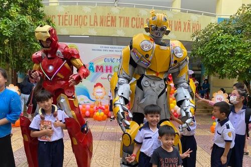 Siêu anh hùng Iron Man và Bumblebee đón học sinh vào năm học mới