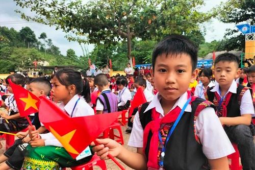 Thầy và trò trong trang phục truyền thống Bru- Vân Kiều dự Lễ khai giảng năm học mới