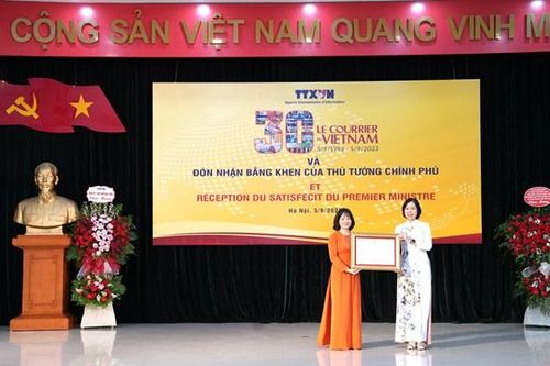 Tờ báo tiếng Pháp duy nhất tại Việt Nam- Le Courrier du Vietnam nhận Bằng khen của Thủ tướng Chính phủ