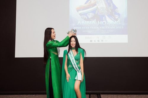 Bella Vũ trao vương miện cho Miss Eco Teen Vietnam tại Anh