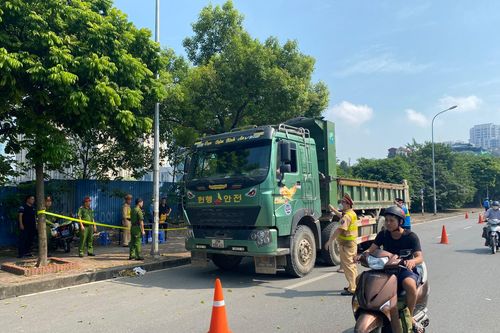 Chủ xe 'hổ vồ' chở quá tải trọng chây ỳ 'ăn vạ', gọi hội nhóm đến… ứng cứu