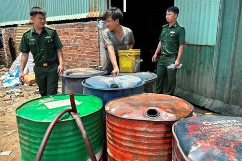 Tạm giữ hơn 2.000 lít dầu Diesel không rõ nguồn gốc