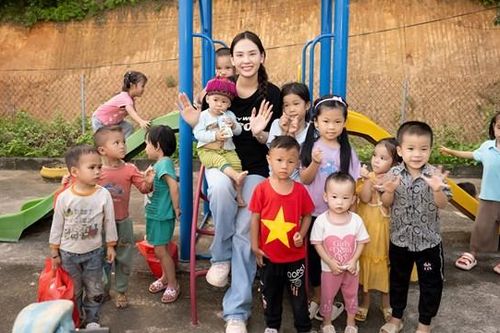 Hoa hậu Mai Phương xây dựng chuỗi dự án 'chăm em đến trường'