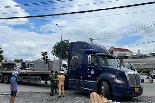 Bình Dương: Xe đầu kéo cán chết nữ sinh lớp 8 đang trên đường đi học