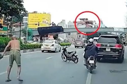 Hà Nội: Khởi tố đối tượng phóng dao vào xe ô tô Toyota Land Cruiser