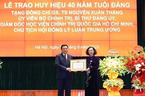 Trao Huy hiệu 40 năm tuổi Đảng tặng Giáo sư, Tiến sĩ Nguyễn Xuân Thắng