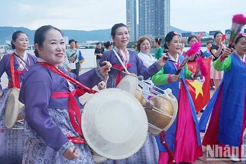 Gần 100 nghệ sĩ Hàn Quốc biểu diễn nhạc cụ truyền thống bên sông Hàn