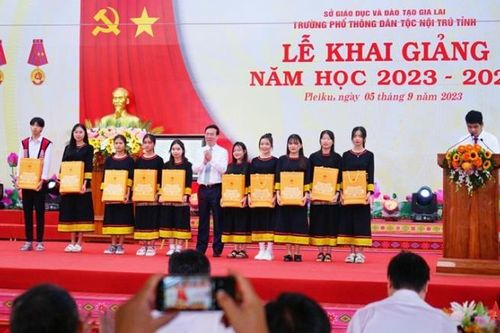 Cả nước bước vào năm học mới