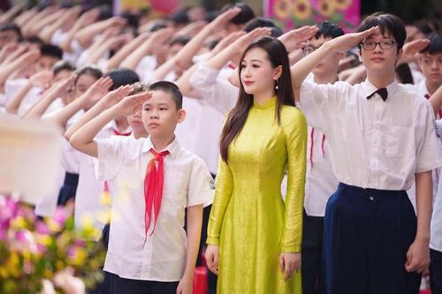 Netizen đua nhau truy tìm cô giáo gây đốn tim trong lễ khai giảng