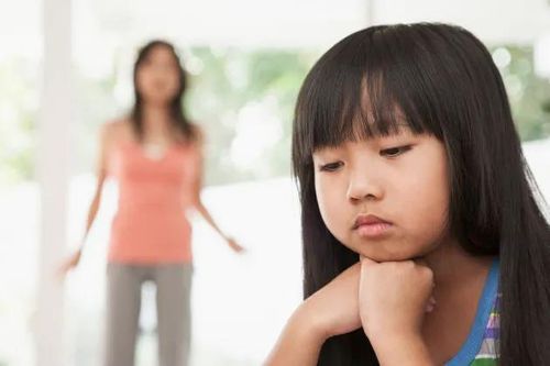 4 hành động cha mẹ vô tình làm tổn thương lòng tự trọng của con