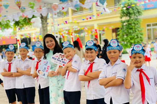 Trẻ tiểu học rộn ràng trong buổi đầu tiên của năm học mới