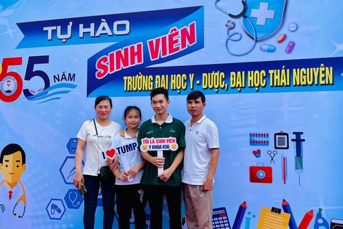 Sinh viên Trường Đại học Y – Dược Thái Nguyên rộn ràng ngày nhập học