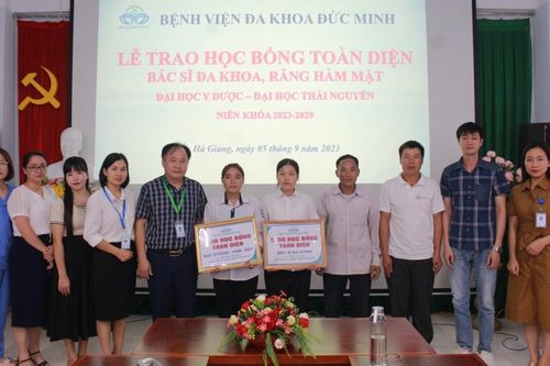 Hai sinh viên nghèo vượt khó ở Hà Giang được nhận học bổng hơn 500 triệu đồng