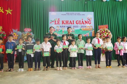 Tặng quà học sinh khu vực biên giới nhân dịp khai giảng năm học mới