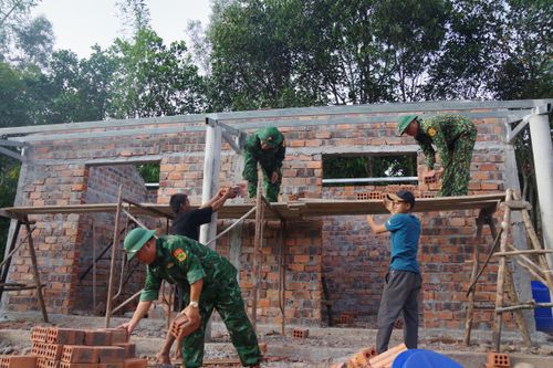 Noi gương Bác, tận tâm với đồng bào Ma Coong
