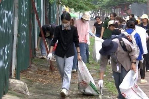 Nhóm bạn trẻ chung tay dọn dẹp, thu gom rác đường phố với mong muốn Hà Nội sạch đẹp