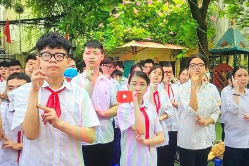 Xúc động ngôi trường hát quốc ca tại lễ khai giảng bằng ký hiệu