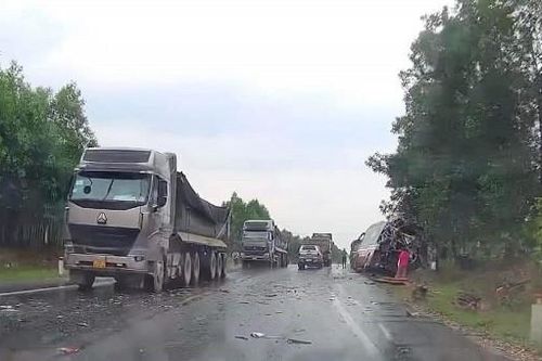 Ô tô đầu kéo va chạm xe khách, 3 người bị thương