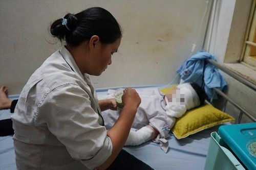 Yêu cầu kiểm điểm thầy giáo cầm thuốc lá vô tình khiến 10 học sinh nhập viện