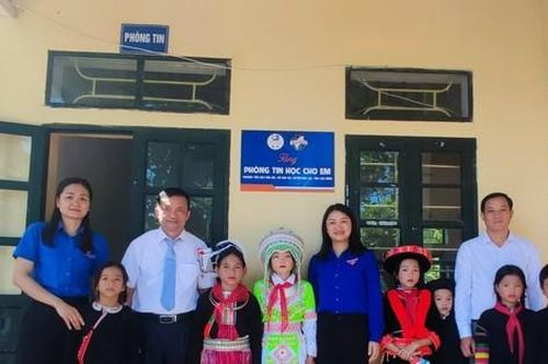 Khánh thành 'phòng máy tính cho em' dịp năm học mới tại Cao Bằng