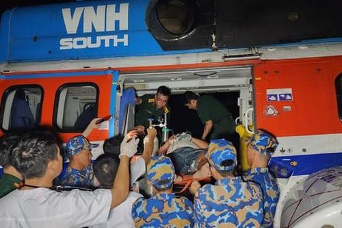 Cấp cứu bằng trực thăng ngư dân nguy kịch vì lặn sâu xuống biển