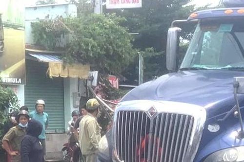 Nữ sinh lớp 8 bị xe container cán tử vong trên đường đến trường