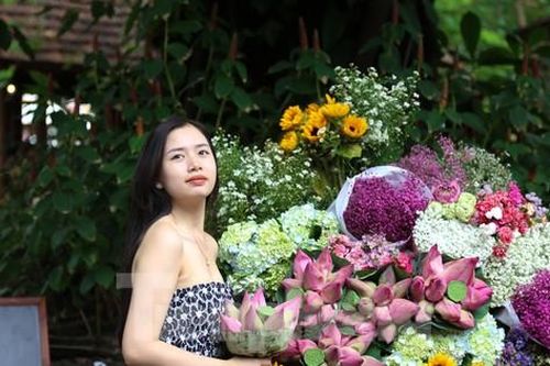 Giới trẻ Đà Nẵng khoe sắc bên những xe hoa 'chở' mùa thu Hà Nội