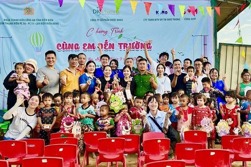 Nhiều phần quà ý nghĩa tặng các em học sinh xã Chiềng Sơ (Điện Biên) nhân dịp năm học mới
