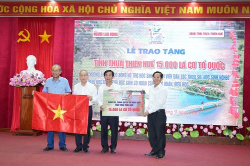Chương trình 'Tự hào Cờ Tổ quốc', trao tặng 15.000 lá cờ Tổ quốc cho tỉnh Thừa Thiên Huế