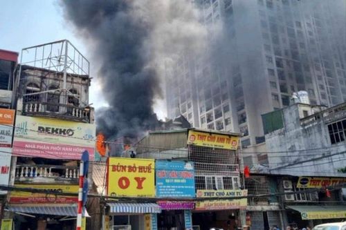 Hà Nội: Khống chế đám cháy trên phố Tam Trinh