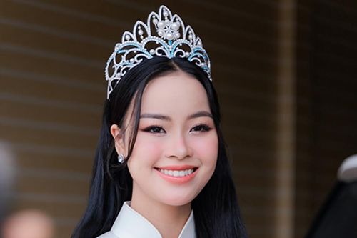 Á hậu Đào Hiền xúc động khi về trường cũ trao học bổng