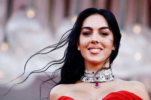 Bạn gái Ronaldo đầy gợi cảm trên thảm đỏ Venice