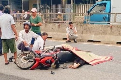 Chở con trai đi học, 2 cha con bị container tông tử vong