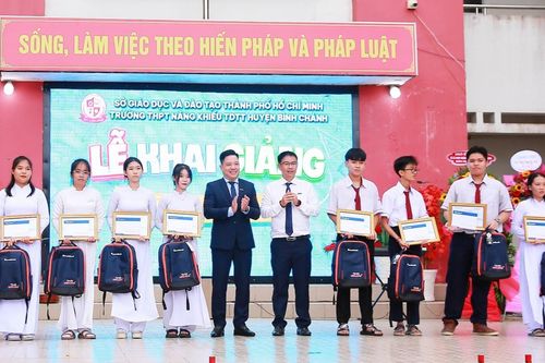Sacombank trao gần 4000 suất học bổng 'Ươm mầm cho những ước mơ'