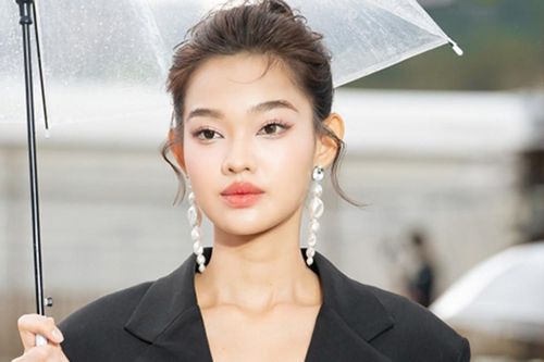 Bé Quyên diện vest không nội y diễn thời trang