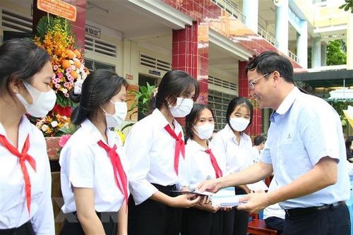 Bến Tre: Tiếp sức cho học sinh nghèo đến trường, thắp sáng tương lai