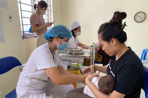 Vaccine 5 trong 1 về, phụ huynh Hà Nội khẩn trương cho trẻ đi tiêm