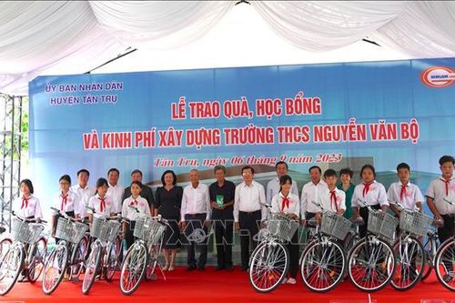 Trao học bổng cho học sinh có hoàn cảnh khó khăn tại Long An