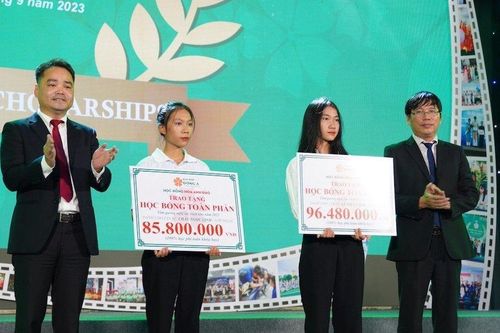 Học bổng nâng đỡ ước mơ vào đại học cho 2 sinh viên mồ côi