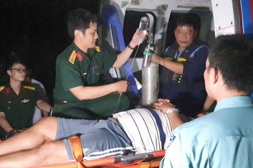 Trực thăng đưa 3 ngư dân bị giảm áp do lặn sâu về đất liền điều trị
