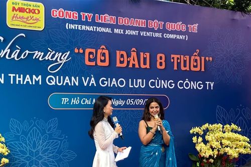 'Cô dâu 8 tuổi' đến Việt Nam thưởng thức món bánh xèo