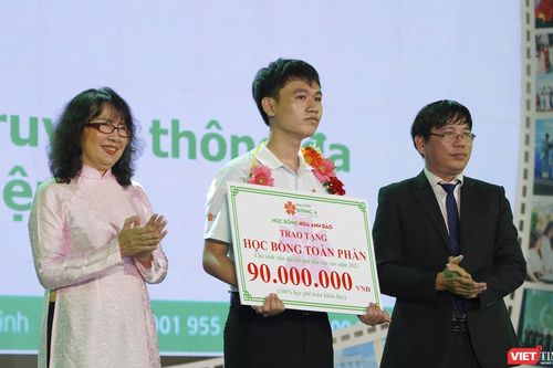 Quỹ học bổng Hoa Anh Đào trao gần 17 tỉ đồng học bổng dành cho tân sinh viên