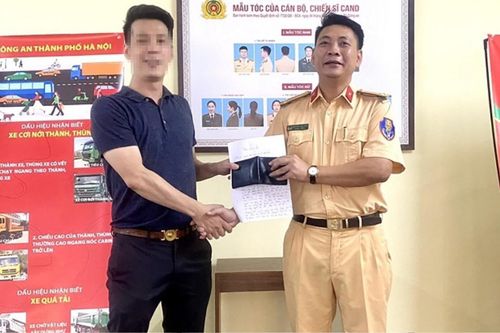 Hành động đẹp của Trung tá cảnh sát với chiếc ví lạ bị đánh rơi