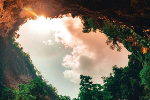 Hố sụt kỳ vĩ ở miền Bắc - nơi con người có thể 'rơi tự do dưới lòng đất'