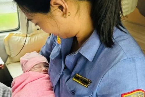Sản phụ hạ sinh bé gái trên tàu Nam - Bắc