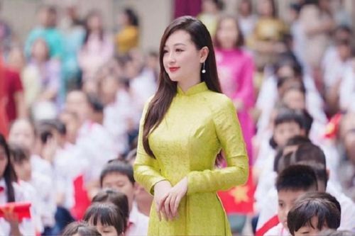 Xuất hiện xinh đẹp ở lễ khai giảng, nữ giáo viên khiến dân tình rần rần tìm info