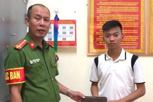 Hành động đẹp của nam sinh SN 2005 khiến nữ Hiệu trưởng cảm kích