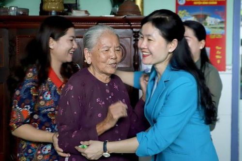 'Thế hệ phụ nữ hôm nay mãi noi gương các dì, các cô đi trước'